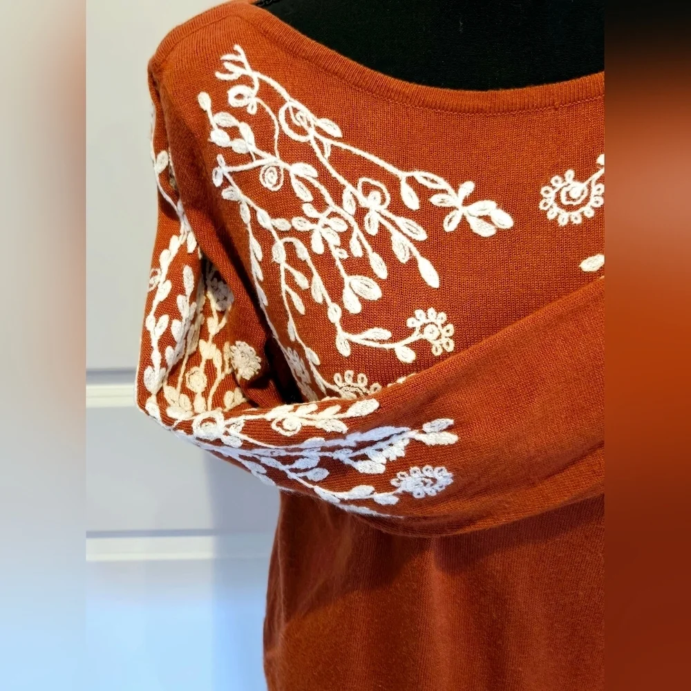 RAIN & ROSE Scoop Neck Light Weight Sweater w/ Embroidered Floral Design sz Sm - Picture 2 of 8
